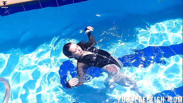 Jessica Bunny Berenang Di Kolam, Pamer Body Basah Bikin Ngiler