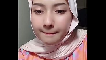 Jilbab Live, Nempel Basah Kena Keringet, Gerak-gerak Bikin Makin Nampak Bentuk.